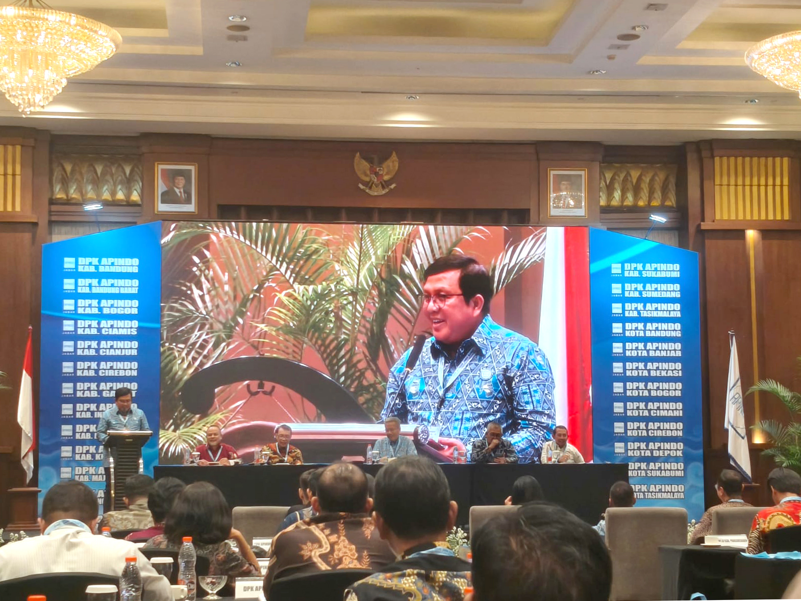 Menyampaikan Tanggapan dan masukan pada Sidang Bidang Program Umum Organisasi, Kabupaten Bogor sebagai Sekretaris dan Kota Bekasi Sebagai Ketua Pada Sidang komisi MUSPROV Ke-10 DPP APINDO Provinsi Jawa Barat.